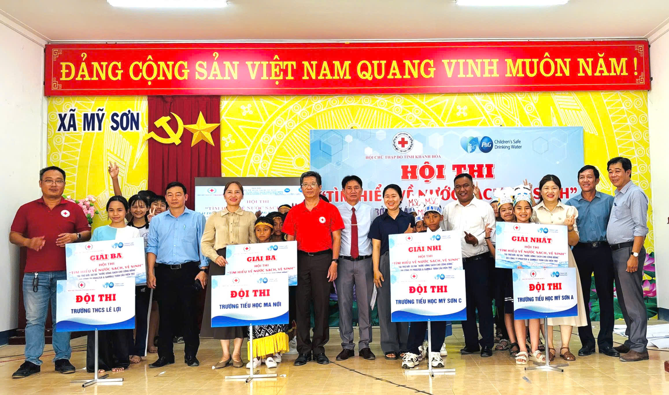 HỌC SINH SÔI NỔI THI TÀI KIẾN THỨC NƯỚC SẠCH VÀ VỆ SINH